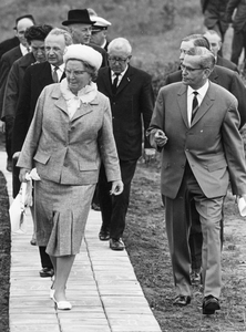 840970 Afbeelding van het werkbezoek van koningin Juliana aan aan het ruilverkavelingsgebied Maarsseveense Plassen bij ...